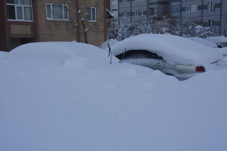 Bitliste kar, yerini soğuk havaya bıraktı, çatılarda buz sarkıtları oluştu