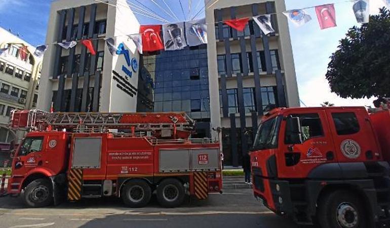 Mersinde açılışı yapılan belediye hizmet binasında yangın