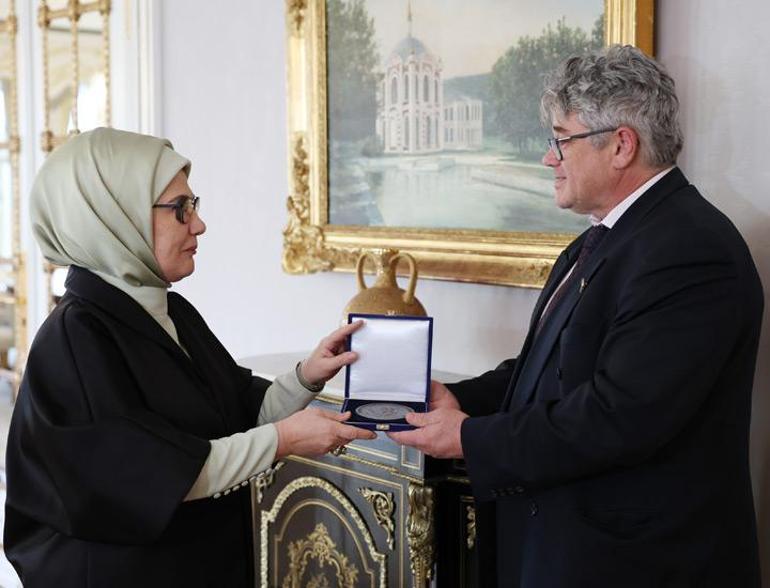 Emine Erdoğana Uluslararası Apiterapi Federasyonunca Dr. Beck Ödülü takdim edildi