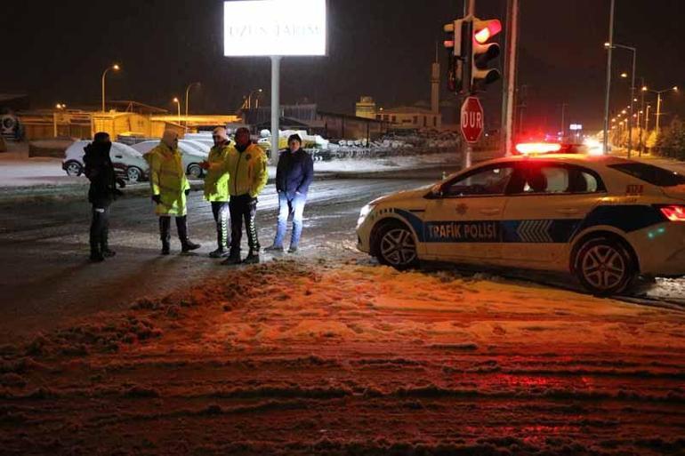 Afyonkarahisar-Antalya yolunda ulaşıma kar engeli