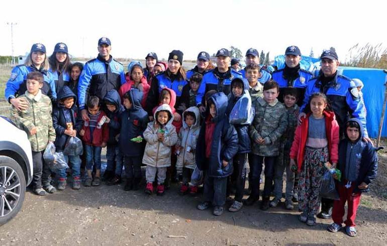 Polisin dağıttığı askeri montu giyip, Ben komutan olacağım dedi