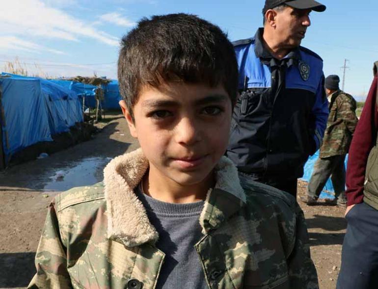 Polisin dağıttığı askeri montu giyip, Ben komutan olacağım dedi