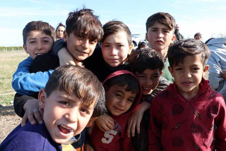 Polisin dağıttığı askeri montu giyip, Ben komutan olacağım dedi