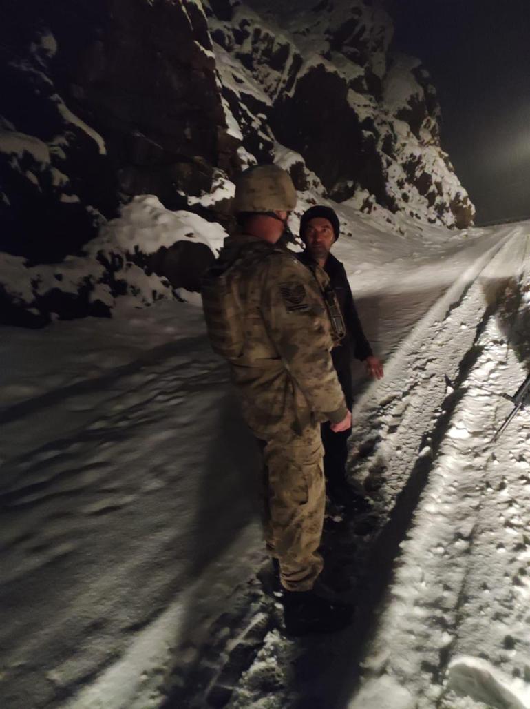 Şırnak’ta yolda kalan 4 kişi kurtarıldı; Hakkari ve Eruh kara yollarında aksamalar yaşanıyor