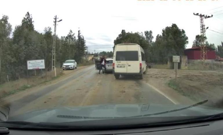 Trafikte önünü kestiği minibüsün şoförüne silah çekti