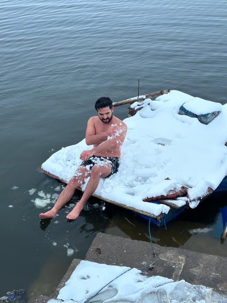 Boğazları yüzerek geçen sporcu, karlı havada Devegeçidi Barajı’na girdi