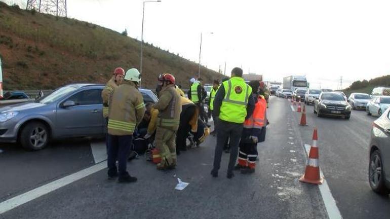 Pendik TEMde otomobil bariyere çarptı; 1i bebek 5 yaralı