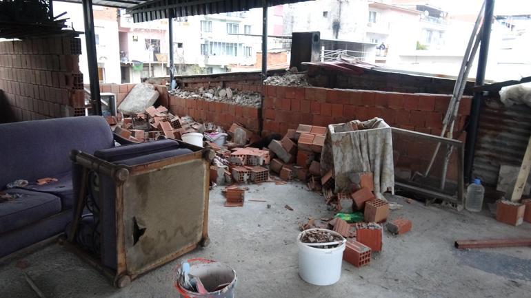 Rüzgarla yıkılan tuğla duvar teras katta ekmek yapan kadınların üzerine devrildi: 3 yaralı