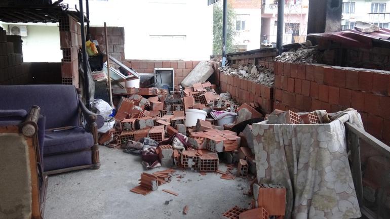 Rüzgarla yıkılan tuğla duvar teras katta ekmek yapan kadınların üzerine devrildi: 3 yaralı