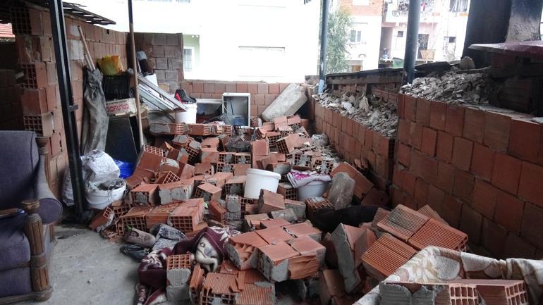 Rüzgarla yıkılan tuğla duvar teras katta ekmek yapan kadınların üzerine devrildi: 3 yaralı