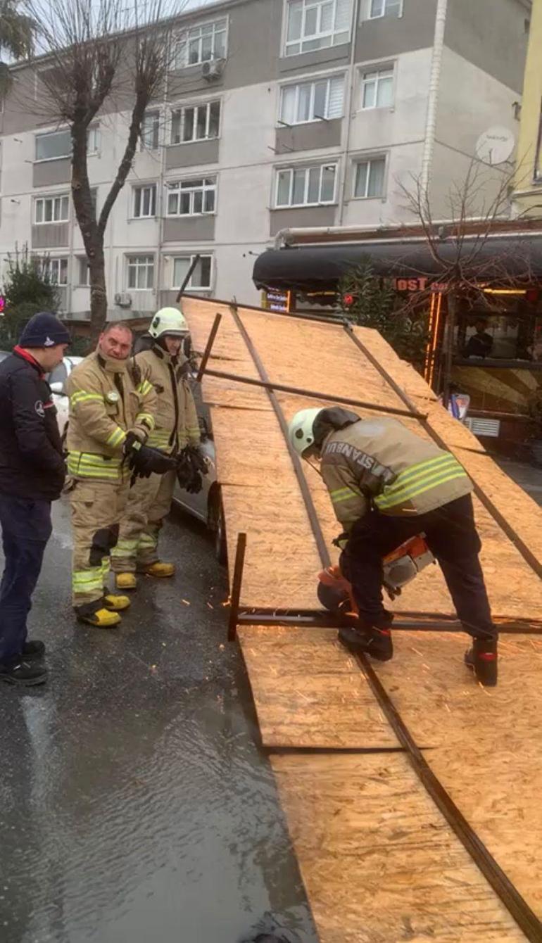 Küçükçekmecede inşattaki paravanlar otomobilin üstüne devrildi