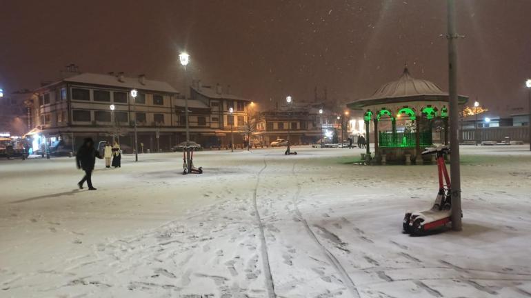 İstanbul ve Ankara başta olmak üzere birçok ilde eğitime kar engeli