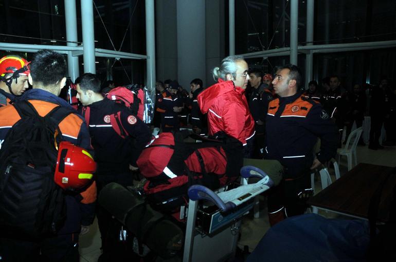 İstanbuldan deprem bölgesine arama kurtarma ekipleri gidiyor