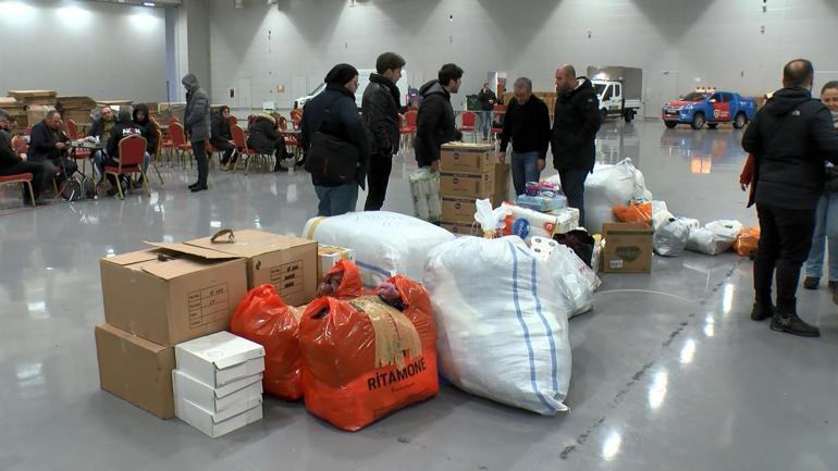 İBB, Yenikapıda depremzedeler için yardım kampanyası başlattı