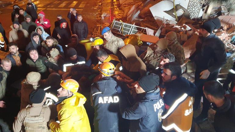 17 saat sonra enkazdan 4 kişi daha kurtarıldı