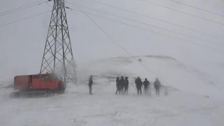 Paletli kar araçlarıyla arızalara ulaşıyorlar