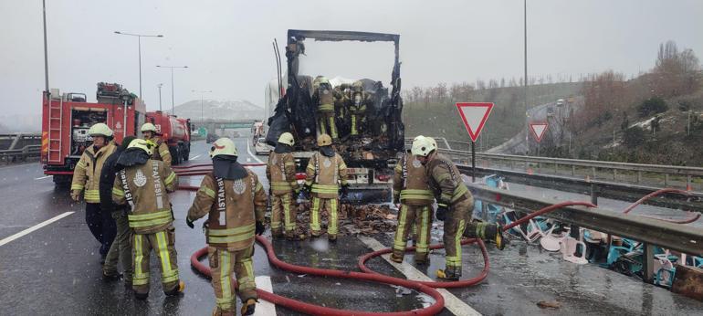Bağcılarda plastik sandalye yüklü TIRda yangın