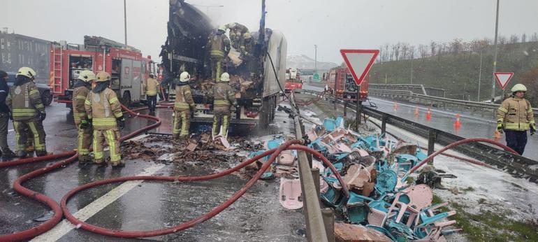 Bağcılarda plastik sandalye yüklü TIRda yangın