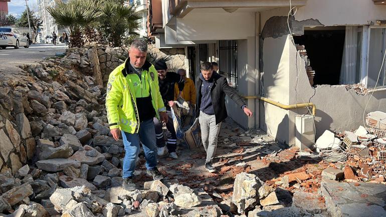 Depremde hasar gören evlerinde mahsur kalan yatalak çifti, 50 saat sonra polis kurtardı