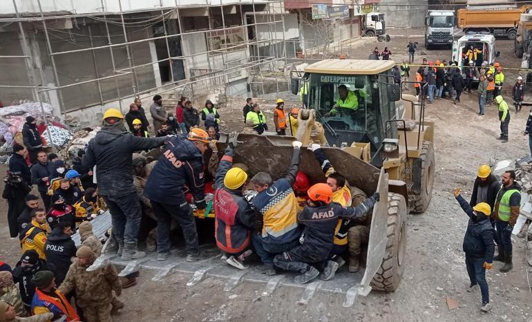Diyarbakırdaki enkazdan ses veren Hediye Aslan 56’ncı saatte kurtarıldı