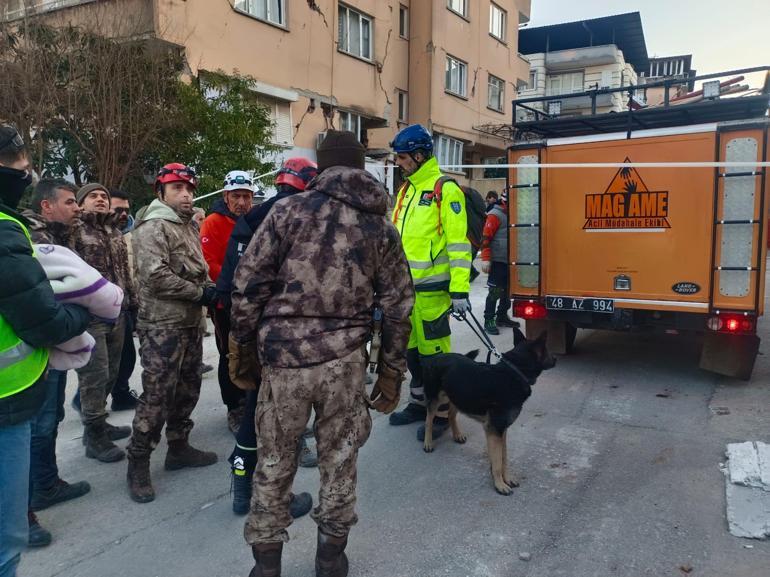 Rusyadan Hataya ziyarete gelen 4 kişilik aile, enkaz altında