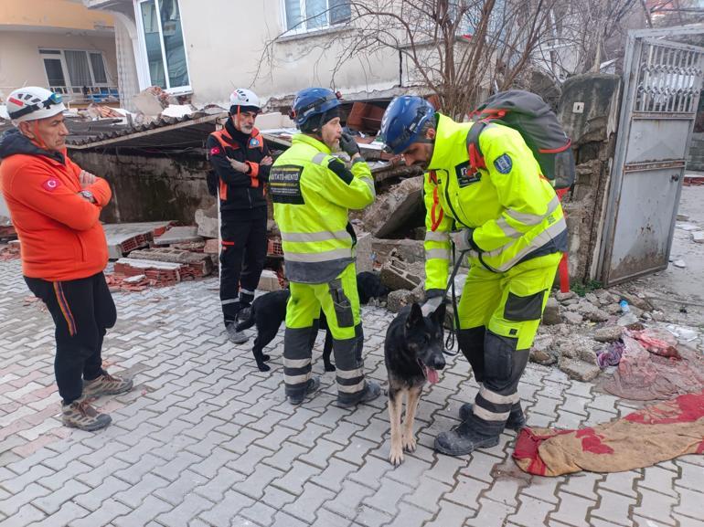 Rusyadan Hataya ziyarete gelen 4 kişilik aile, enkaz altında