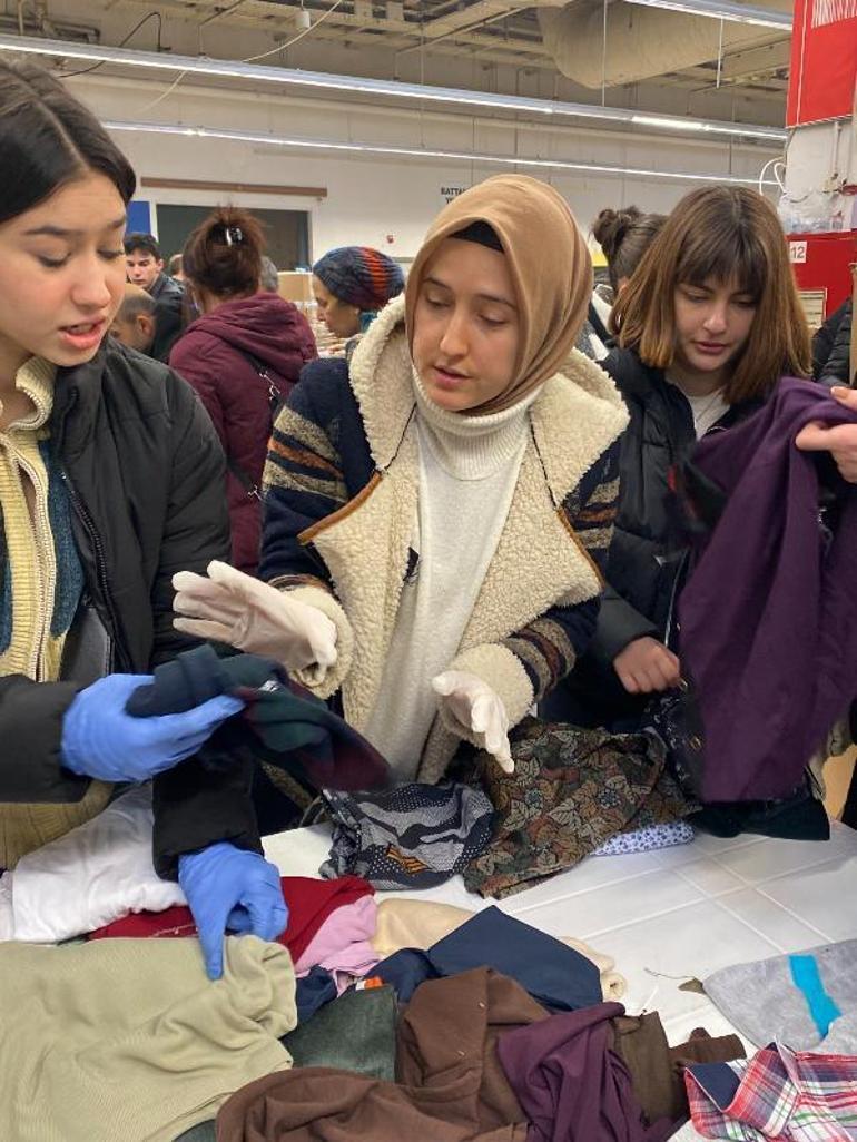 Depremden kurtulan Hatice öğretmen, yardıma koştu