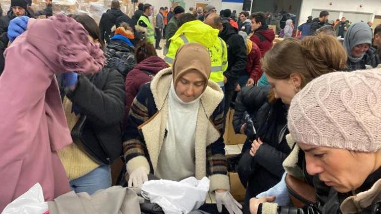 Depremden kurtulan Hatice öğretmen, yardıma koştu