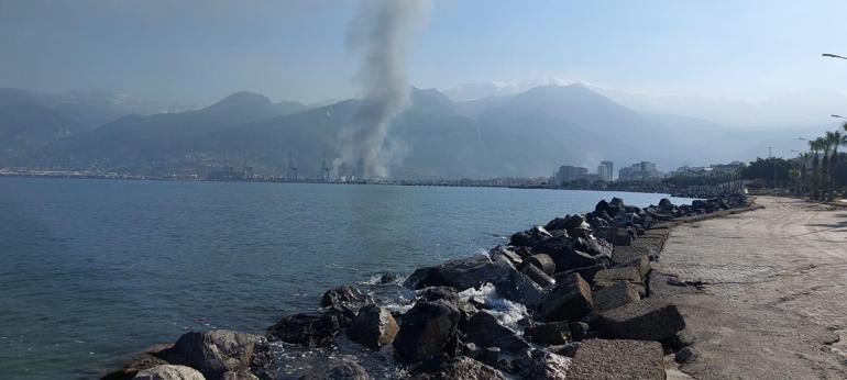 İskenderun Limanındaki yangında soğutma çalışmaları devam ediyor