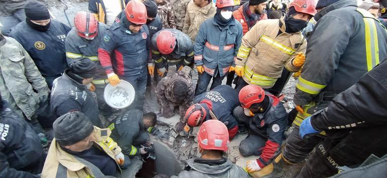 15 yaşındaki Nalan, 85 saat sonra enkazdan çıkarıldı