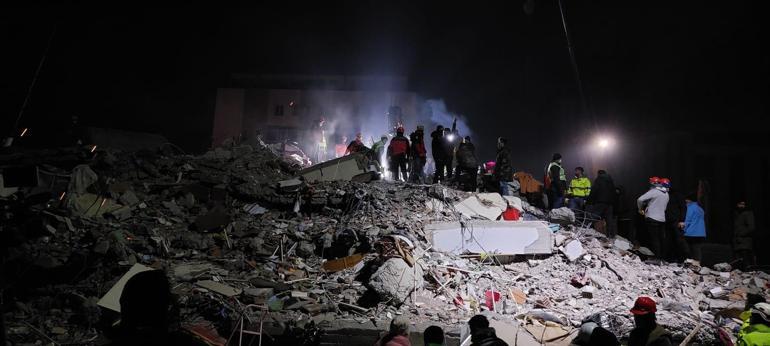 Depremin 5inci gününde enkazdaki 9 kişi için zamana karşı yarış