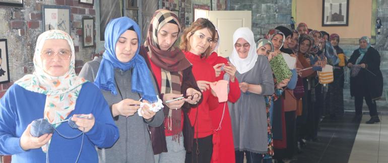 Erzurumlu kadınlar, depremzedelerin üşümemesi için örgü timi kurdu