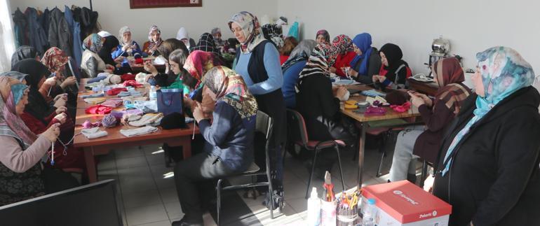 Erzurumlu kadınlar, depremzedelerin üşümemesi için örgü timi kurdu
