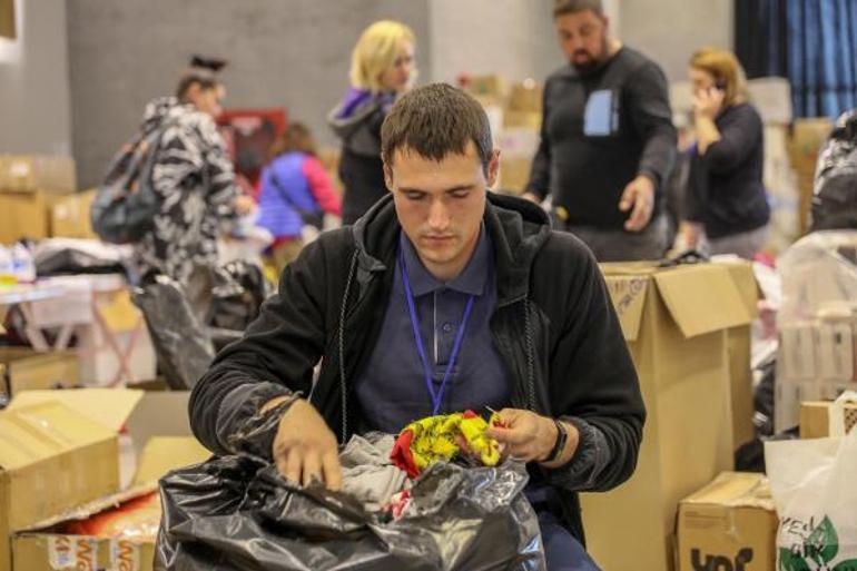 Turistler ve yerleşik yabancılar depremzedeler için çalışıyor