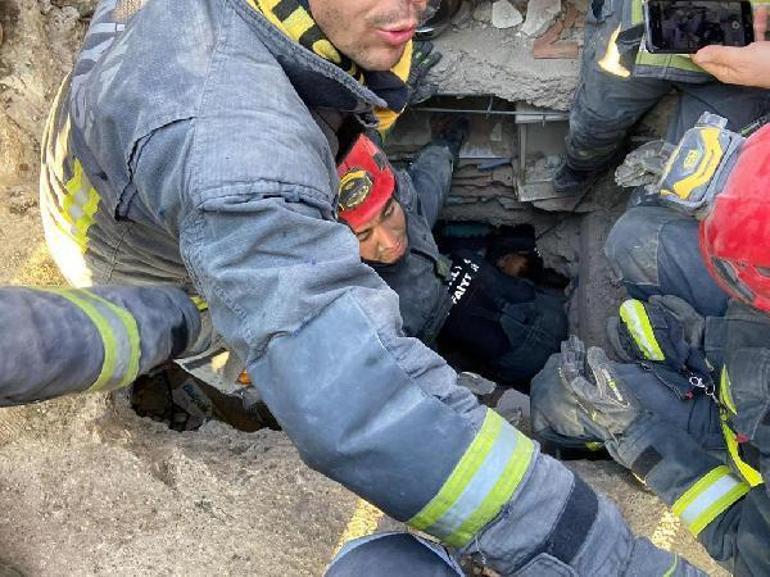 Enkazdan 99 saat sonra kurtarılırken, sevdiği şarkıyı açtırdı