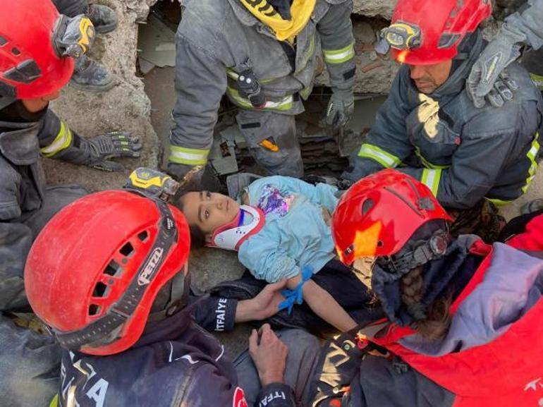 Enkazdan 99 saat sonra kurtarılırken, sevdiği şarkıyı açtırdı