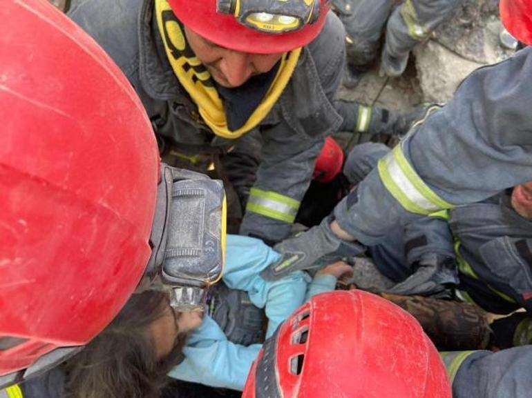 Enkazdan 99 saat sonra kurtarılırken, sevdiği şarkıyı açtırdı