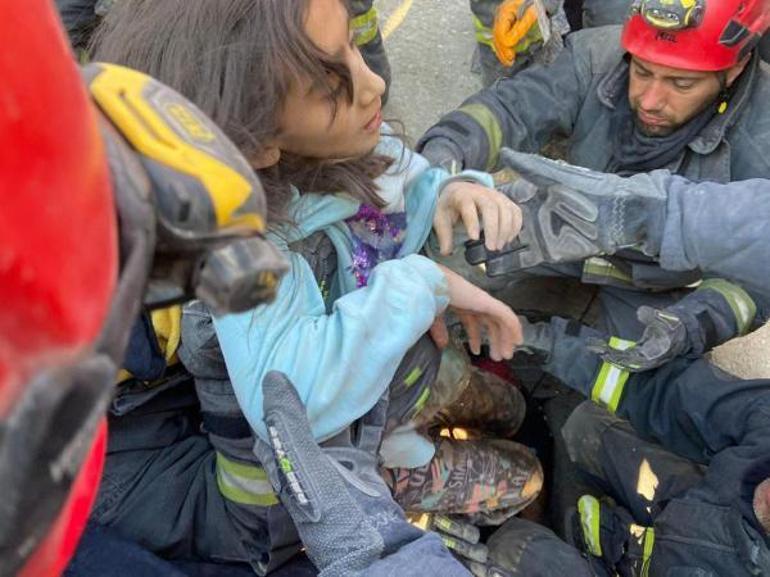 Enkazdan 99 saat sonra kurtarılırken, sevdiği şarkıyı açtırdı