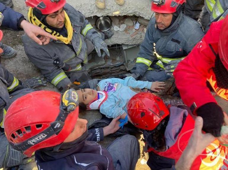 Enkazdan 99 saat sonra kurtarılırken, sevdiği şarkıyı açtırdı