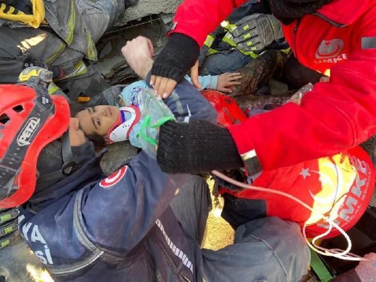 Enkazdan 99 saat sonra kurtarılırken, sevdiği şarkıyı açtırdı