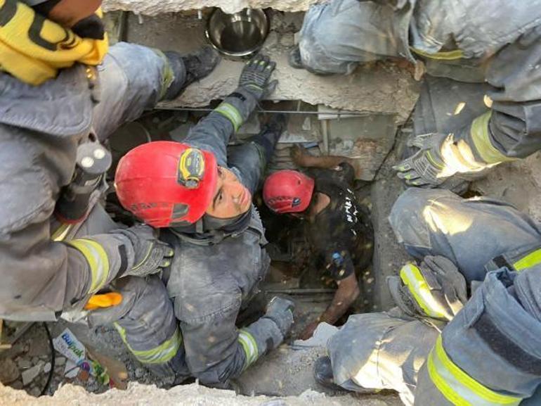 Enkazdan 99 saat sonra kurtarılırken, sevdiği şarkıyı açtırdı