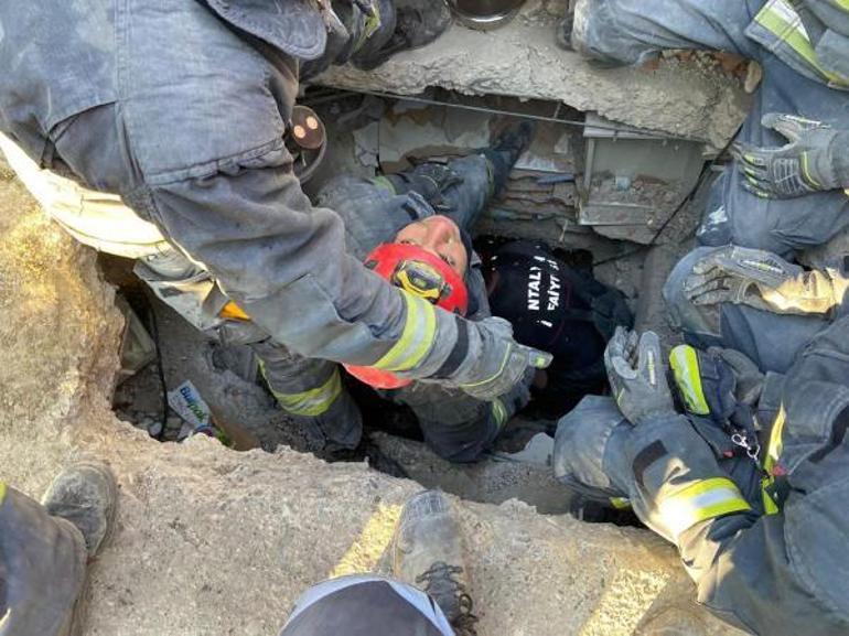 Enkazdan 99 saat sonra kurtarılırken, sevdiği şarkıyı açtırdı