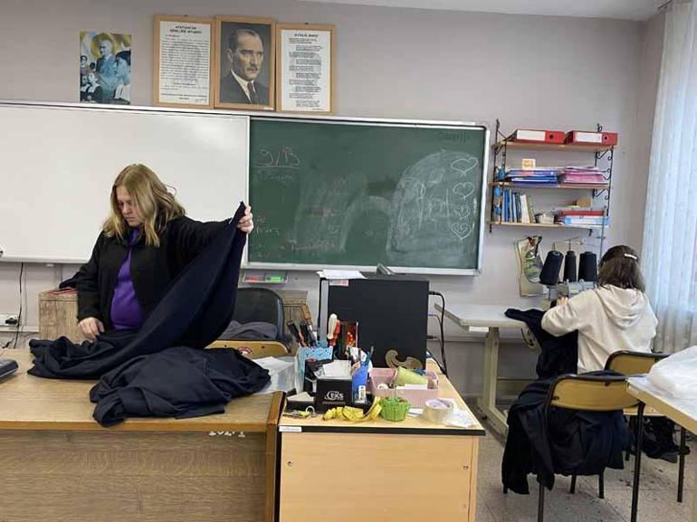 Öğretmenler, depremzedeler için battaniye ve bere üretiyor