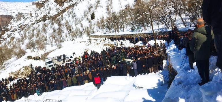 Depremde ölen şube müdürü ile anne ve babası Hakkaride toprağa verildi