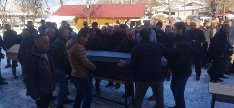 Depremde ölen şube müdürü ile anne ve babası Hakkaride toprağa verildi