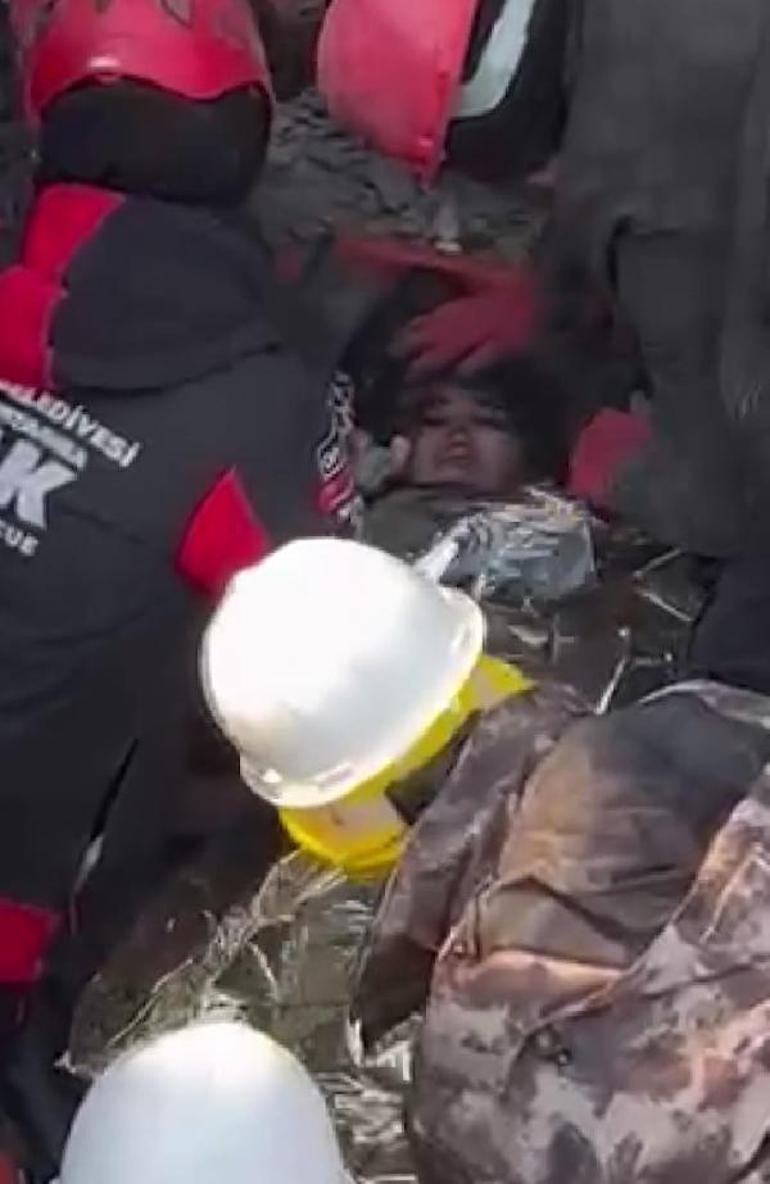 Suriyeli Fatma, 104üncü saatte enkazdan kurtarıldı