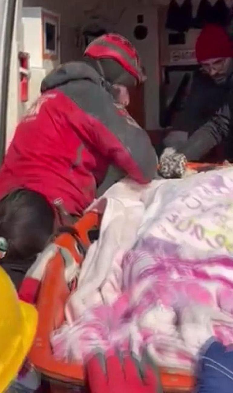 Suriyeli Fatma, 104üncü saatte enkazdan kurtarıldı