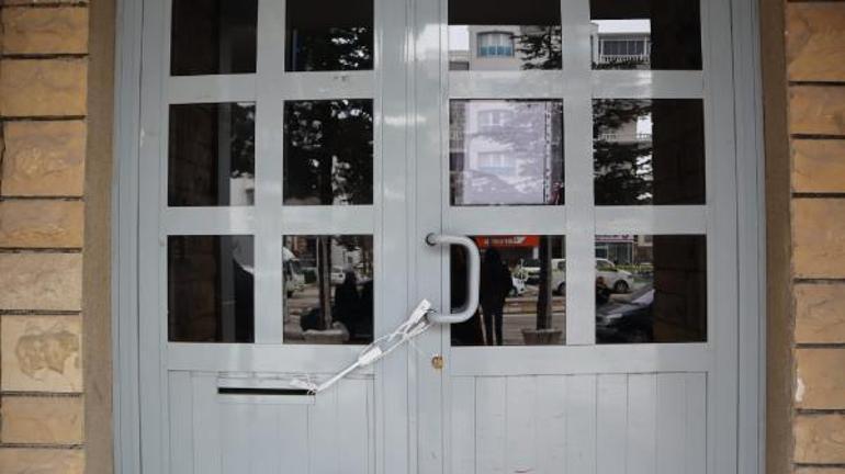 Aksaray’da depremde ağır hasar alan apartman boşaltıldı