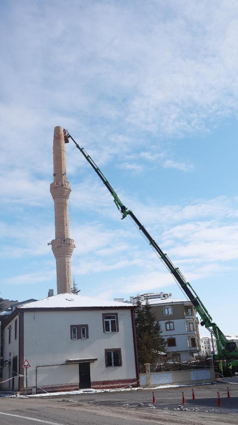 Aksaray’da depremde ağır hasar alan apartman boşaltıldı