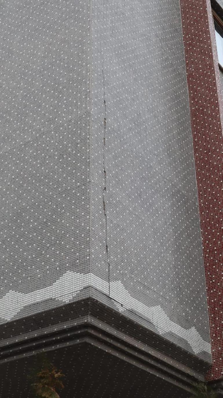 Aksaray’da depremde ağır hasar alan apartman boşaltıldı